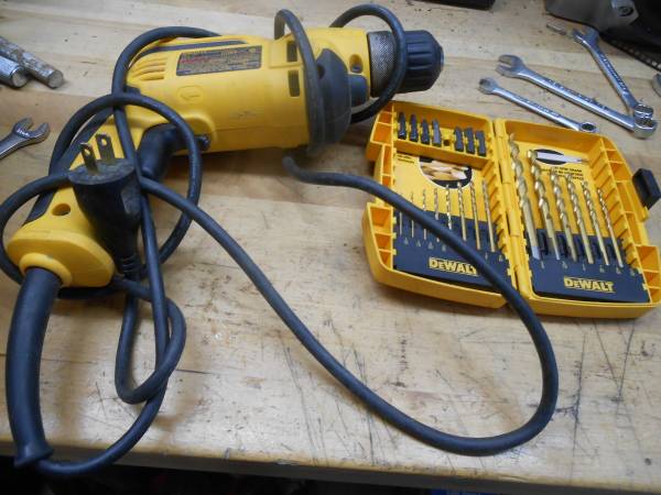 DeWalt VSR drill 3/8" with a set of drills 1