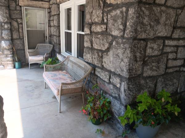 $1195.00 / 2br - 800ft2 - 2 bedroom, 1 bath apartment w/ porch, 2 entrances, yard & modern Kitch63807181867009122