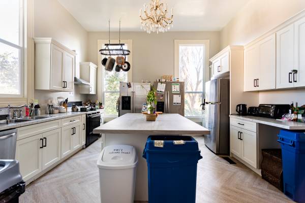 $1,550 / 1br - Oakland Historic Mansion - Rooms Available (oakland lake merritt / grand)63165610330753124