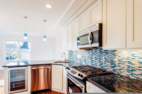 $3,200 / 2br - East Boston 2 Bed/1 Bath Apartment | Maverick St (East Boston)63863244498051120