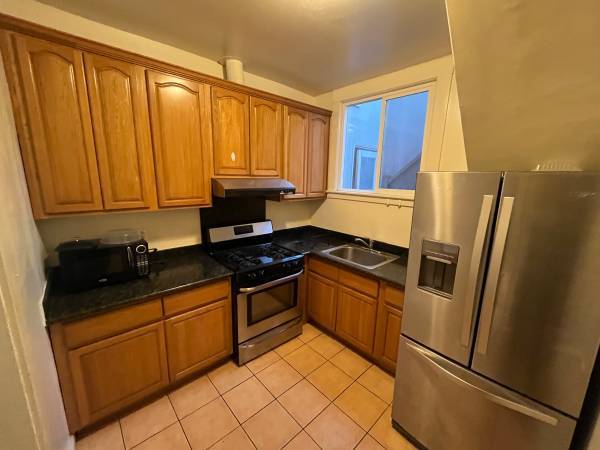 $1,300 / 2br - Charming & spacious 2Bd/bath.Corner of Shattuck & Dwight (berkeley)63847021611267124