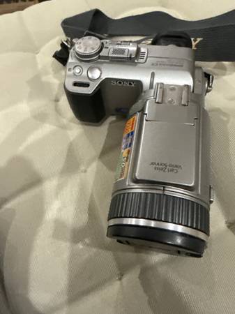 Sony Cyber-shot DSC-F707 4.9MP Digital Camera - Silver 1