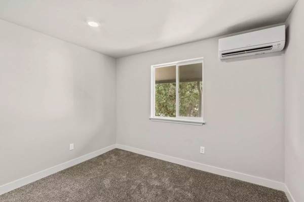 $1,600 / 3br - 1173ft2 - Dive into Kennewick's vibe! Perfect 3 bed, 2 bath location. (Kennewick - 10 Minutes from Tri-Cities Airport)63624280529025123