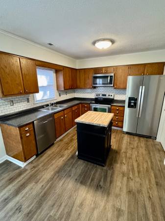 $1,400 / 3br - 1470ft2 - 3 Bedroom in Twin Oaks!! (Greenville)63897185694338122