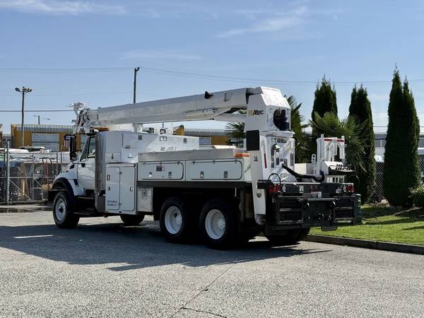 2006 International WorkStar 7500 Altec Digger Bucket Truck 1