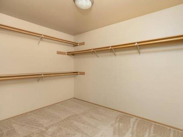 $2,600 / 2br - 1160ft2 - Newly Remodeled, Gas Fireplaces, Online Payments, Downtown Location (Puyallup/Sumner)63688514430595124
