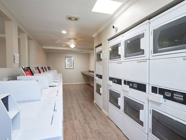 $2,200 / 1br - SD 1B Walker Friendly + Pets OK, Upscale & Updated and More (Oceanside)63657141815939124