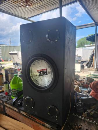 Speaker enclosure with 5 speakers 1