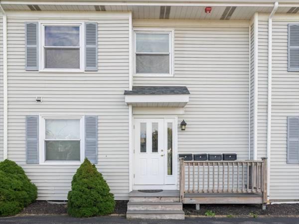 $2000.00 / 1br - 654ft2 - Charming 1 Bed/1 Bath Condo in Middletown, RI64002828664323121
