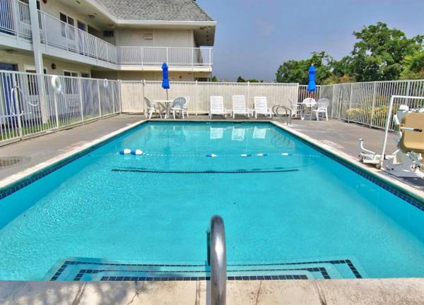 $450 / 1br - Free Cable, WiFi, Sparkling Pool, Parking - FLAT WEEK LONG RATE! (Sacramento South & Elk Grove)64043836583043122