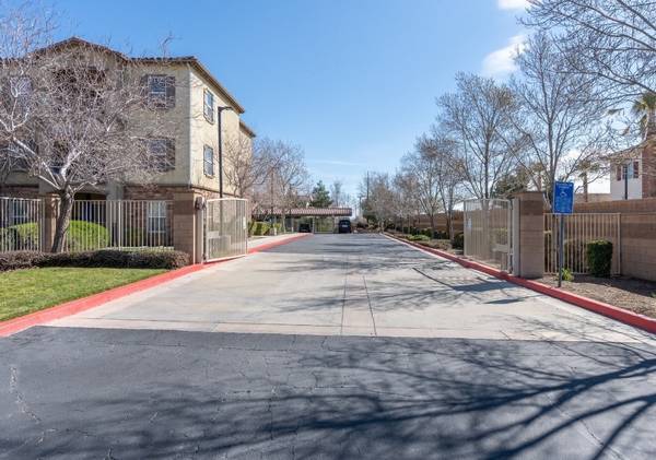 Gas Range, Spa/Hot Tub, Refrigerator 1