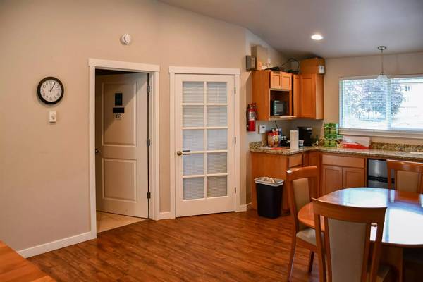 $1,725 / 1br - 795ft2 - Beautiful 1 bed / 1 bath located just minutes from local campus (Seattle)63808107274115123