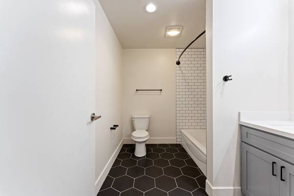 $2,495 / 800ft2 - LARGE LOFT IN HISTORIC BUILDING! ONE MONTH FREE! PET FRIENDLY! (1007 Fifth Ave, San Diego, CA)63819361707521123