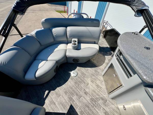 2018 Manitou MD 25 Tritoon Yamaha 300 HP FRESHWATER DELIVERY 1