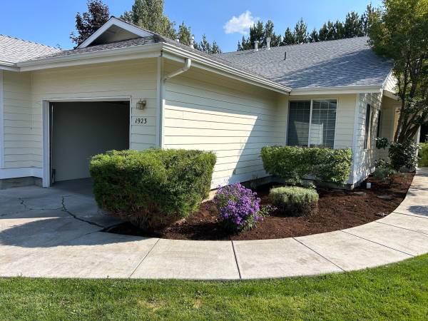 $2,395 / 2br - 1144ft2 - Fantastic Location! 2BD/2Bth Single Level Duplex * 55+ Community (Bend @ Pilot Butte State Park)63839295086723123