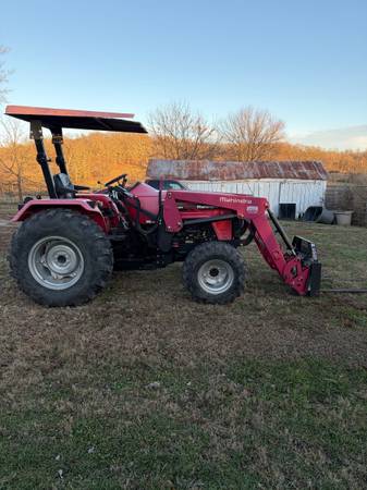 2017 Mahindra tractor 1