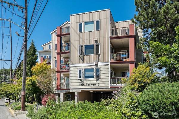 $3,050 / 2br - 1108ft2 - Spacious top-floor two-story condo in vibrant Eastlake (Eastlake)63811610580097120
