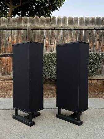 Pair of Vandersteen Model 2 floorstanding speakers 1