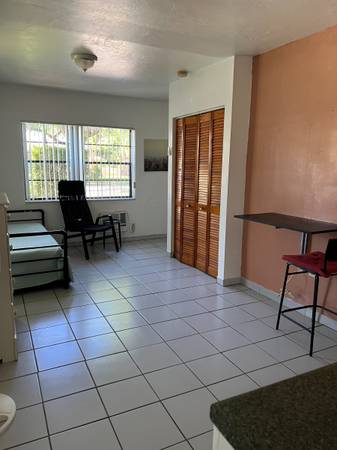 $1,400 private ,clean apt with ... (Hollywood)63906441504515121