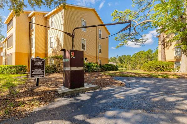 $1,299 / 2br - 970ft2 - Free Rent until 2026 Free App & Admin Move in Today! Ask for William! (Southside Jacksonville)64005272137218122