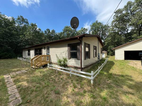 $229,900 3-bed home on 2.5 acres with LAND CONTRACT TERMS AVAILABLE! (White Cloud, MI)63985938553603120