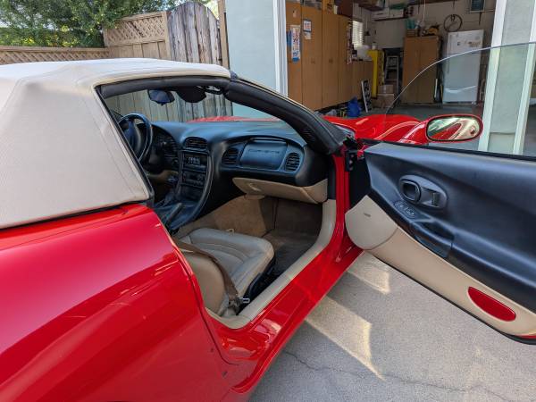 *HERMOSO* 1998 Chevrolet RED Convertible Corvette - en condición impecable - $13,500 (Redwood City)63477610473987124