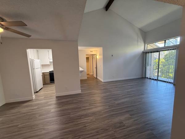 $2,810 / 2br - 1092ft2 - Move In Special! 1month FREE RENT! Spacious 2x2 -With Garage Parking! (Clairemont)64037223799555123