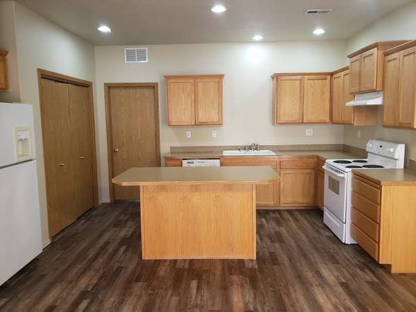 $1,995 / 3br - 1462ft2 - 8460 W Salt Creek Ct Boise - Convenient Corner Lot! D/8460 (Boise)63794920374017123
