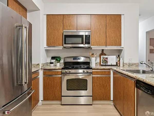 $1,347 / 2br - this stylish 2-bedroom, 2-bath condominium!! (bayview)63869454989315121