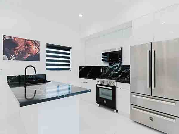 $1,640 / 3br - Casa moderna de 3 habitaciones y 2.5 baños. (9811 Foothill Blvd, Sylmar, CA)63701110986497121
