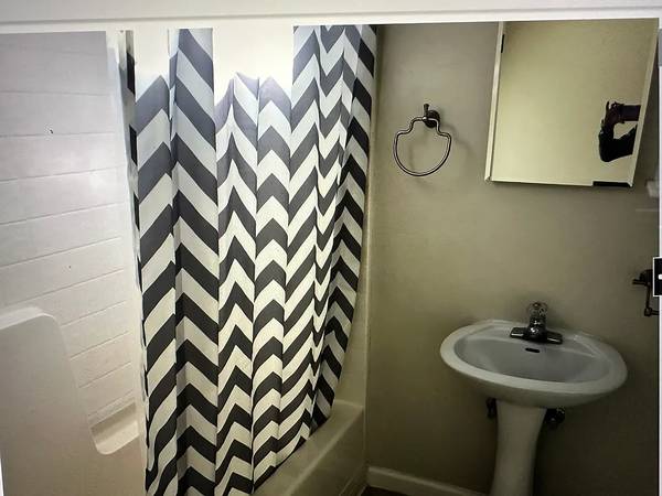 $1,240 / 1br - Private and Quiet Home at the End of a Court (hollister)64045028680707124