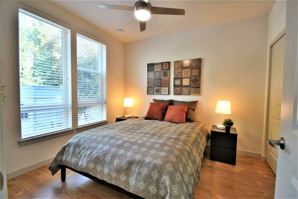 $1,395 / 1br - 💨 Skip the Traffic, Embrace the City—Stark Street Lofts! (SE Portland, Laurelhurst, Buckman)63867270441475124