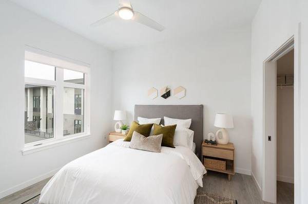 $2,470 / 2br - 888ft2 - You Can Get 4-8 Weeks Free at Henley Place! Tour Today! (Milwaukie)63672530113025121