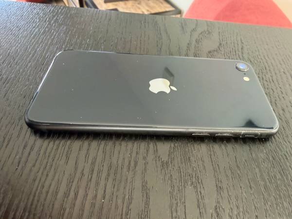 Apple iPhone SE 3rd gen Unlocked - 128GB storage 1