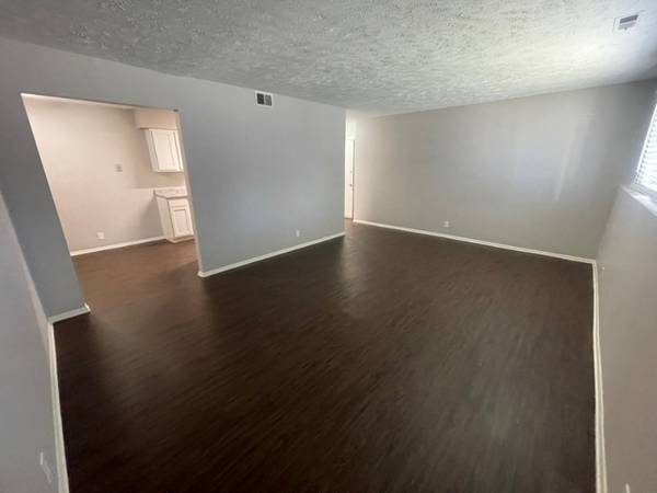 $928 / 1br - 800ft2 - Remodeled 1BR – Move In Oct & Get ½ Off First Month! (10905 North Mill Court, Omaha, NE)64020840759555122