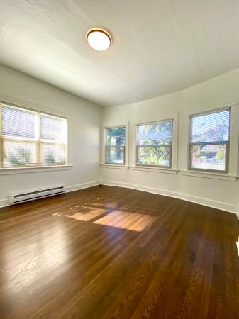 $2,695 / 2br - 800ft2 - Renovated 2 Bedroom In Upper Queen Anne! Pre-lease For October! (Queen Anne)63850640605825121