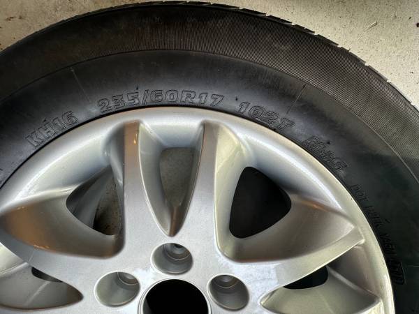 Llanta (rueda) de 2007 KIA Sedona EX con neumático - $95 (Vienna)63470818276097121
