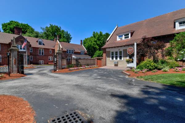 $2,060 / 2br - 975ft2 - Colonial Village Apts- Fall in love with a new apt (Manchester)63931519668355120