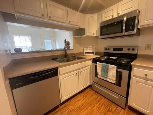 $1,180 / 2br - 979ft2 - Picnic Areas with Gas Grills, Large Walk-in Closets63806171598721122