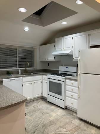 $2,600 / 2br - 2BR cerca del LIRR, cocina RENOVADA/con DISHW, baño de mármol RENOVADO, piso de MADERA, LL ausente (Bayside cerca de NORTH Flushing y Whitestone)64033629795841120