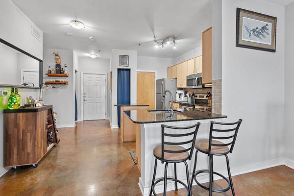 $1,050 / 1br - 9' ceilings and a south facing orientation one bedroom + den (Nashville)63680375428483122