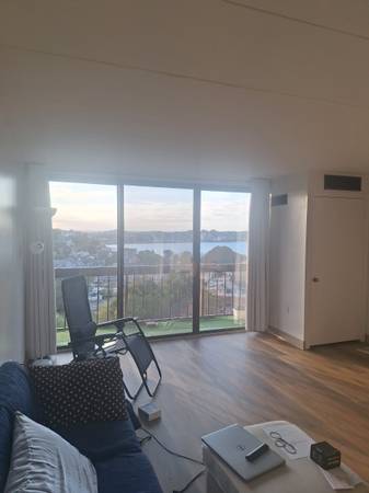 $2,210 / 1br - 850ft2 - Ático de 1 dormitorio en el piso 10 (Winthrop)64034777309185121