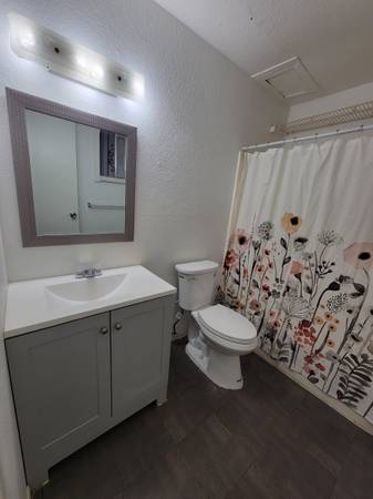 Muy limpio 2 BR $1,150 DISPONIBLE AHORA (Tropicana y Maryland Pkwy)63860185544579123