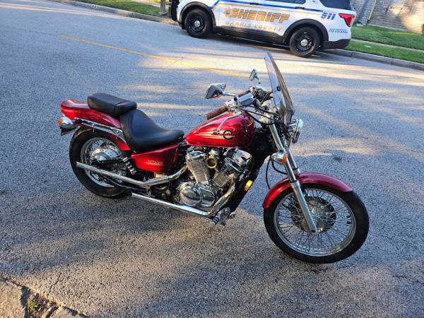 Honda Shadow VLX 600 . Clean Title . Only 4,200 Miles . Runs Great . Carb Upgrad