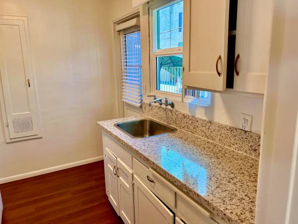 $1,795 / 1br - 500ft2 - Cabaña dúplex de 1 dormitorio acogedora y encantadora (Hillcrest)63866049275523124