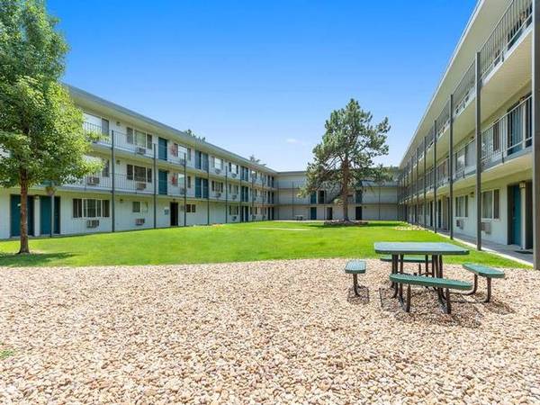 $1,070 / 1br - 600ft2 - Instalaciones de lavandería en el lugar las 24 horas, comunidad amigable con mascotas (10785 E. Exposition Ave, Aurora, CO 80012)63771721331329124