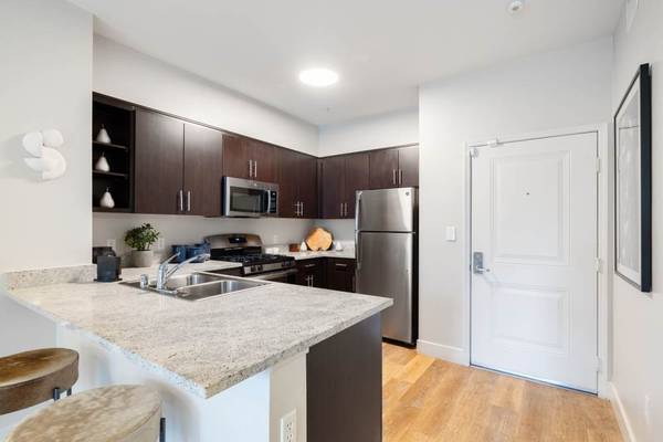 $2,673 / 1hab - 818ft2 - Pagos de alquiler en línea, 1 dormitorio, ¡Ubicado en Los Ángeles! (6300 Variel Ave, Los Angeles, CA)63818701167747123