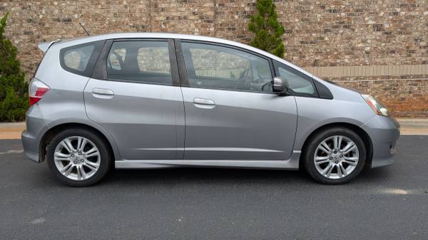 2009 HONDA FIT HATCHBACK  AUTOMATIC 4-DOOR GAS SAVER 4CYL RUNS GREAT - $3,400 (Cumming)63620341274115120