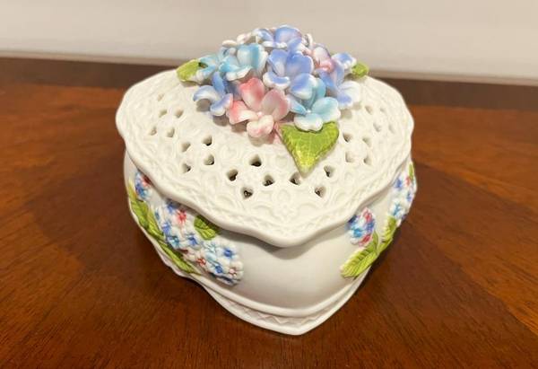 Reticulated Bisque Porcelain Forget Me Not Trinket Box. 1