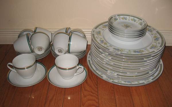 Dinnerware - Fine China Dinner sets (Japan, Czechoslovakia) 1